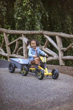 BERG Trailer S (aanhanger Voor BERG Buzzy Skelters) 20 BERG Trailer S (aanhanger Voor BERG Buzzy Skelters) -Buitenspeelgoed Winkel berg buzzy yellow berg buzzy trailer with girl scaled 1